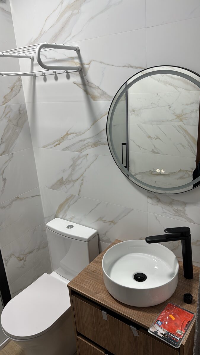 Instalación de lavabo y espejo